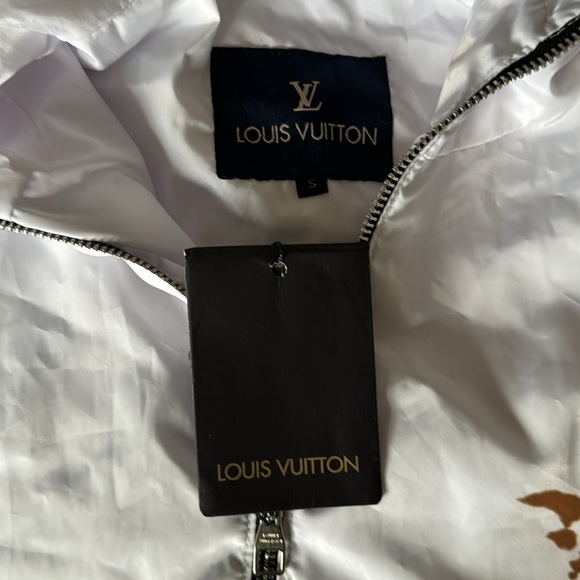 New with tags LOUIS Vuitton windbreaker SIZE SMALL but wears like a medium - Picture 2 of 5